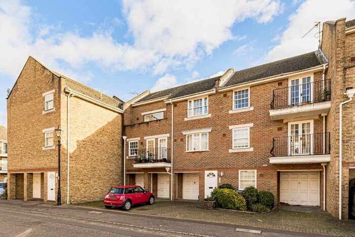 2 Bedroom Flat To Rent In Cedar Terrace, Richmond, TW9
