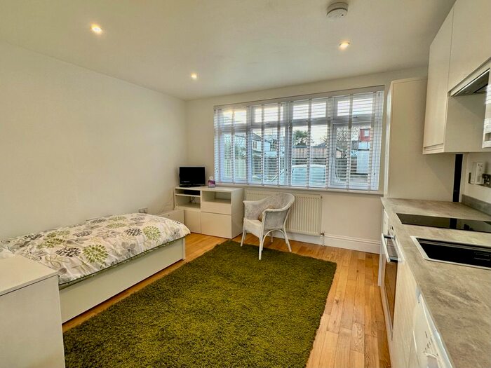 Studio To Rent In Lovelace Gardens, Hersham, Surrey, KT12