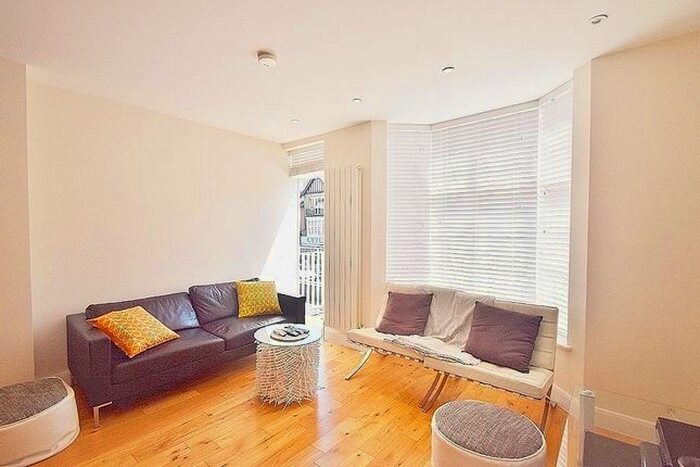3 Bedroom Maisonette To Rent In The Broadway, London, NW7
