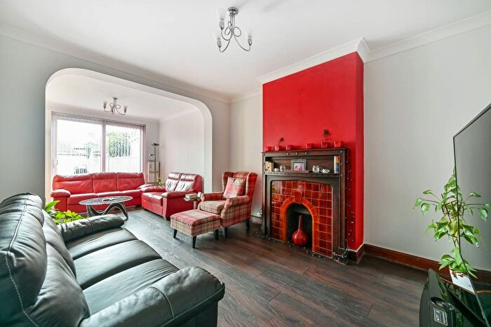 6 Bedroom Semi-detached House For Sale In Greencroft Road, Heston, Hounslow, TW5