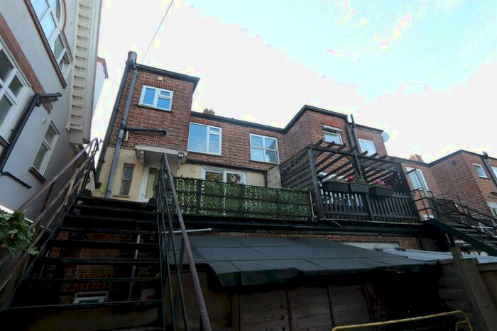 2 Bedroom Flat To Rent In Hamlet Court Road, Westcliff On Sea, SS0