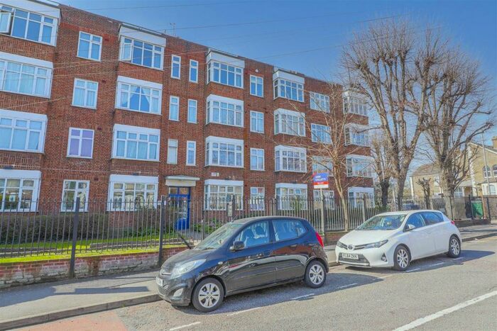 3 Bedroom Apartment To Rent In Fairlop Road, Leytonstone, E11