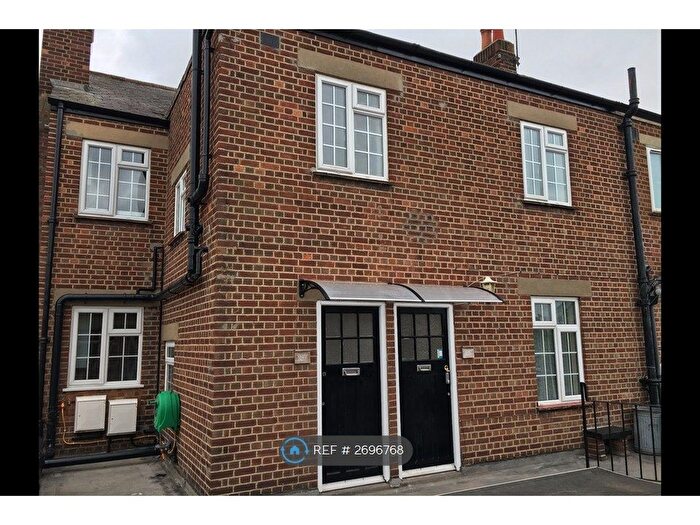 2 Bedroom Flat To Rent In Hook Rise North, Surbiton, KT6