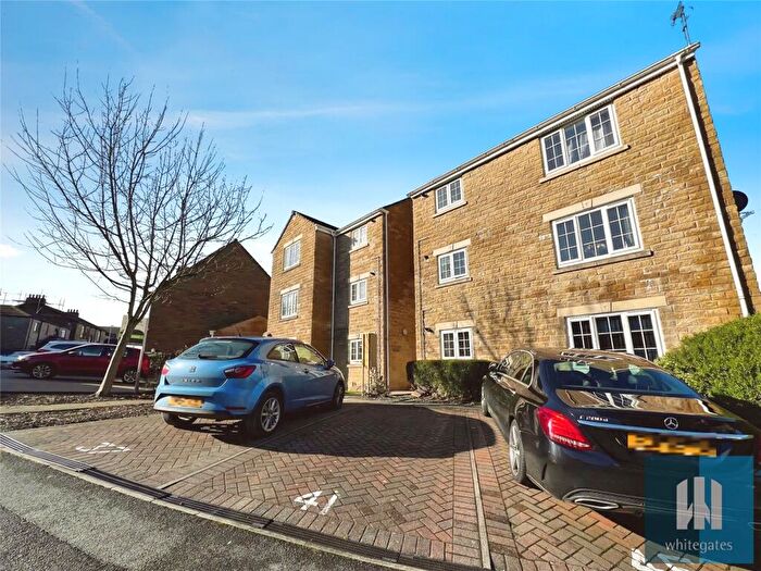 2 Bedroom Apartment For Sale In Wood View, Huddersfield, HD2
