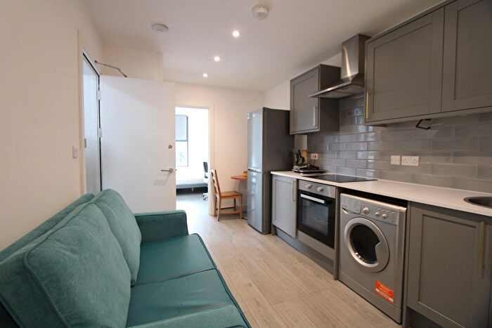 3 Bedroom Flat To Rent In Parkgate Road, London, SW11