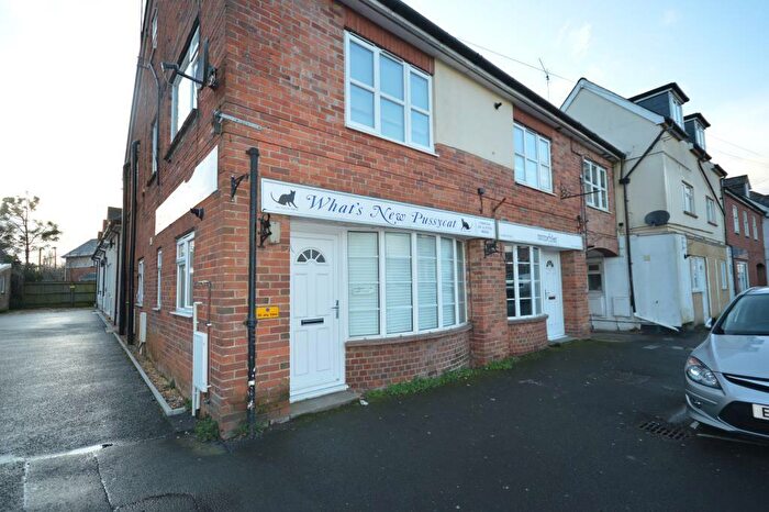 2 Bedroom Flat To Rent In South Street, Pennington, Lymington, Hampshire, SO41