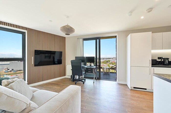 1 Bedroom Apartment To Rent In Kingfisher Heights, Royal Docks, London, E16