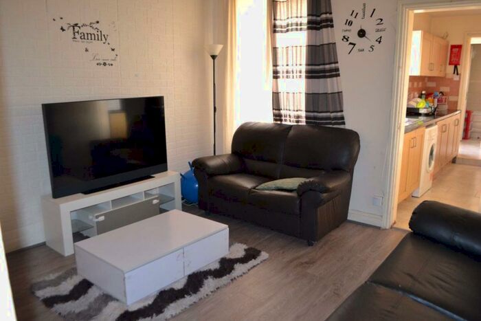 3 Bedroom House To Rent In Hubert Road, B29