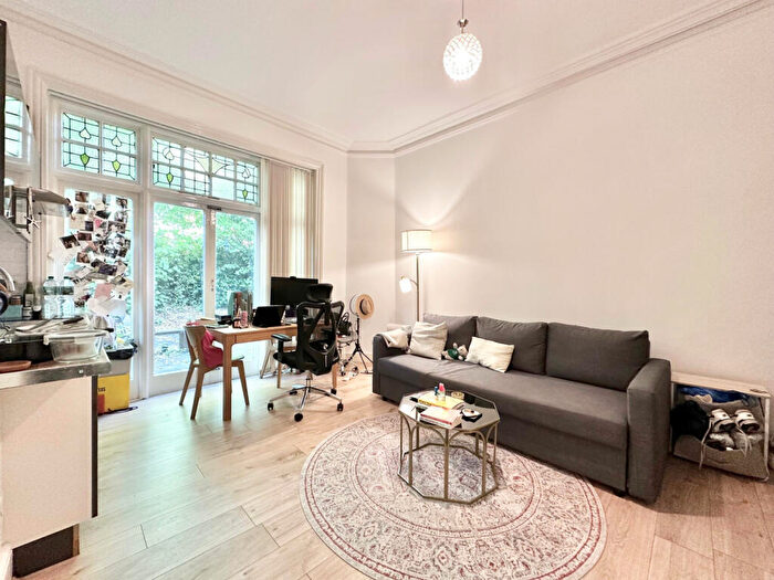 Flat To Rent In Glenilla Road, NW3