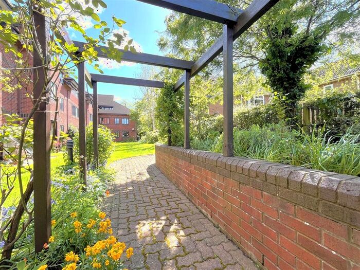 1 Bedroom Flat For Sale In Healey Court, Coten End, Warwick, CV34