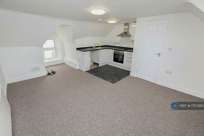 2 Bedroom Flat To Rent In Vestry Road, Street, BA16