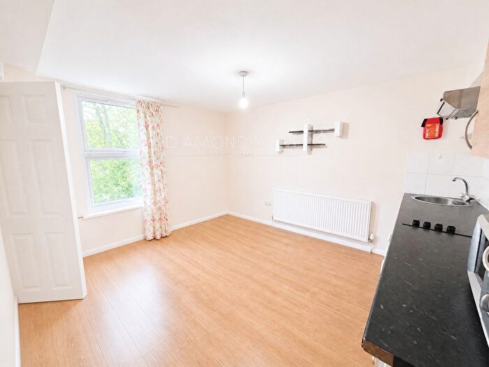 Studio To Rent In Parkside Road, Hounslow, TW3