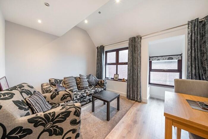 2 Bedroom Apartment To Rent In Grovelands Close London, SE5