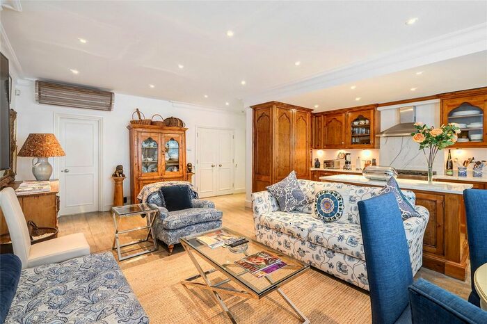 4 Bedroom Flat To Rent In Cadogan Square, Knightsbridge, London, SW1X