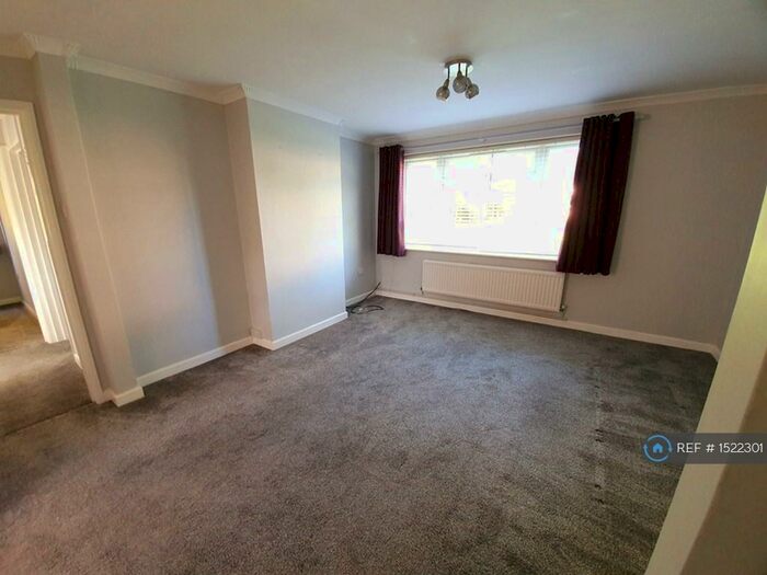 2 Bedroom Flat To Rent In Strokins Road, Kingsclere, RG20