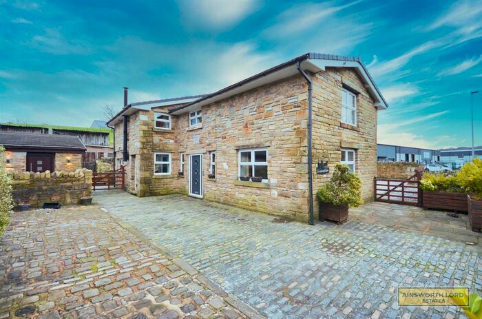 4 Bedroom Detached House To Rent In Greenbank Barn, Greenbank Terrace, Lower Darwen, Darwen, BB3