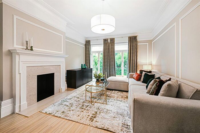 2 Bedroom Flat To Rent In Flat St George's Court, - Gloucester Road, London, SW7