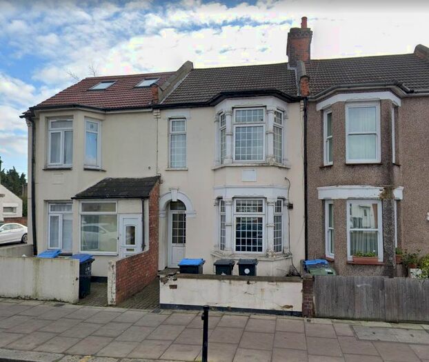 Studio To Rent In Hertford Road, London, N9