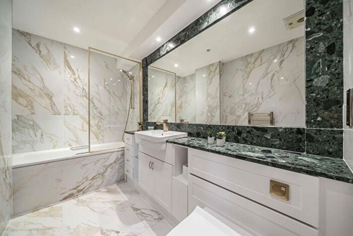2 Bedroom Flat For Sale In Smugglers Way, London, SW18