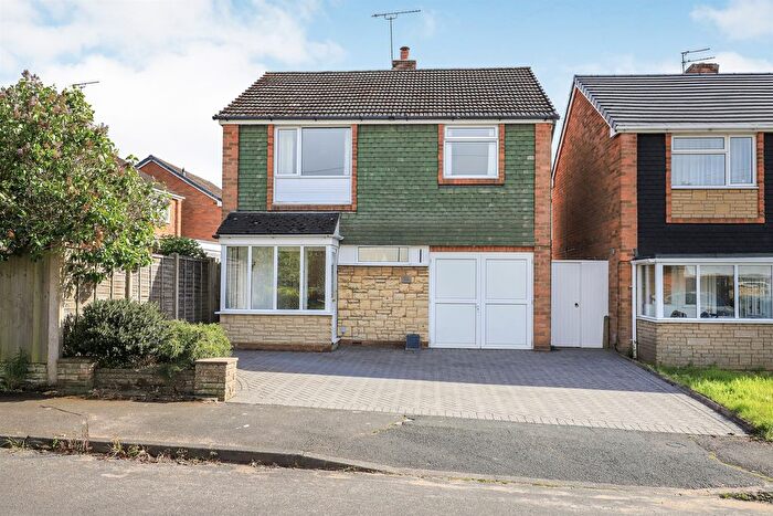 3 Bedroom Detached House For Sale In Tenbury Gardens, Penn, Wolverhampton, WV4