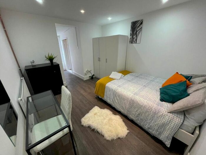 5 Bedroom Flat To Rent In Bow Common Lane, London, Greater London, E3