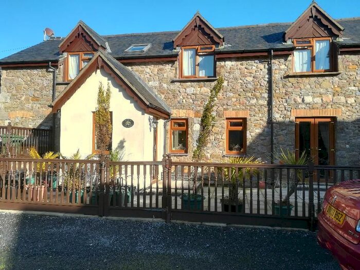 3 Bedroom Semi-Detached House To Rent In Crwbin, Kidwelly, SA17