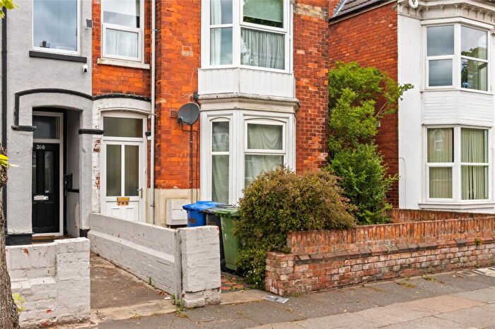 2 Bedroom Flat For Sale In Hainton Avenue, Grimsby, N.E.Lincolnshire, DN32