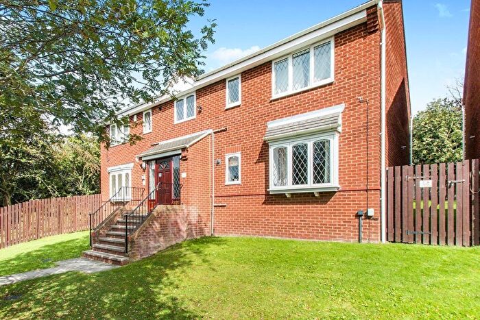 2 Bedroom Apartment To Rent In Thirlmere Close, Leeds, West Yorkshire, LS11