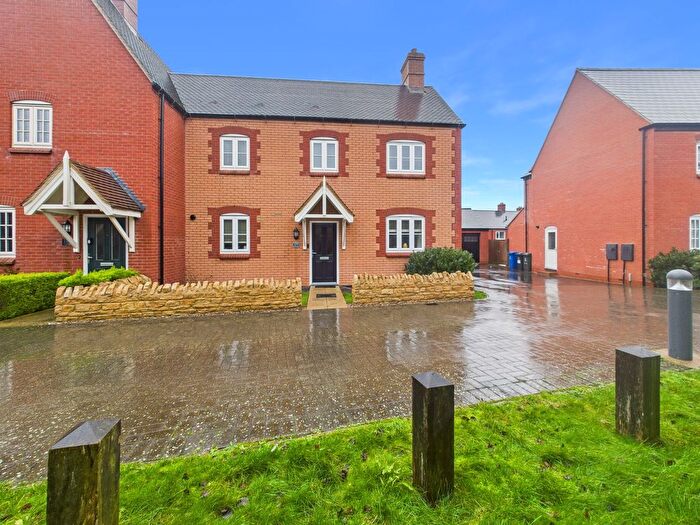 3 Bedroom Semi-Detached House For Sale In Redcar Road, Towcester, NN12