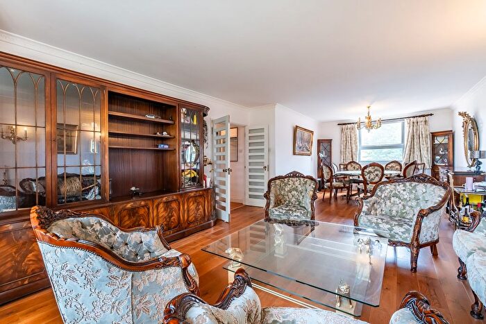 3 Bedroom Flat To Rent In Somerset Square, London, W14