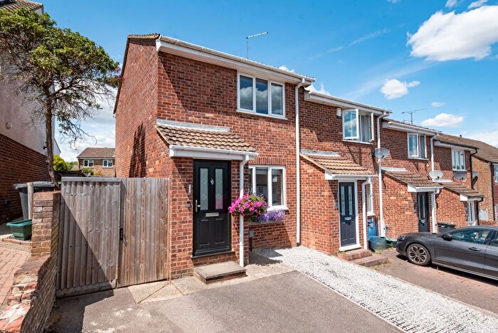 2 Bedroom End Of Terrace House For Sale In Wordsworth Avenue, Yateley, Hampshire, GU46