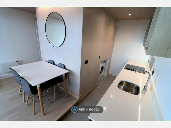 2 Bedroom Flat To Rent In Spinners Way, Manchester, M15