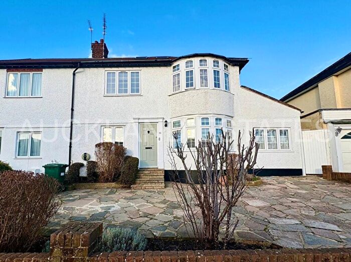 4 Bedroom Semi Detached House For Sale In Longmore Avenue, Barnet, EN5