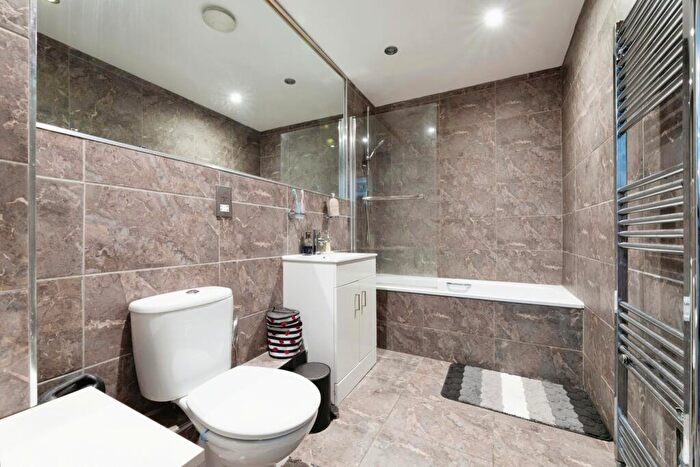 2 Bedroom Flat For Sale In Church Hill, Loughton, Essex, IG10