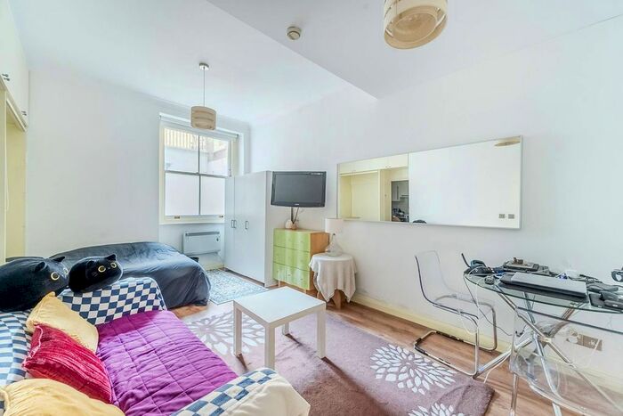 Studio To Rent In Earls Court Square, Earls Court, London, SW5