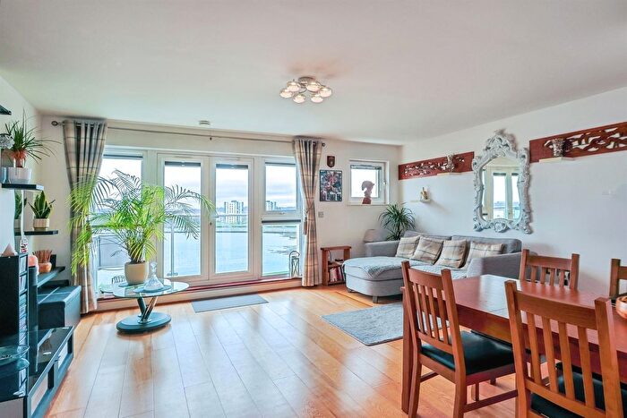 2 Bedroom Flat For Sale In Lifeboat Quay, Poole, BH15