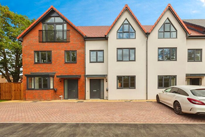 3 Bedroom Town House For Sale In Eighth Avenue, Aylesbury, HP19