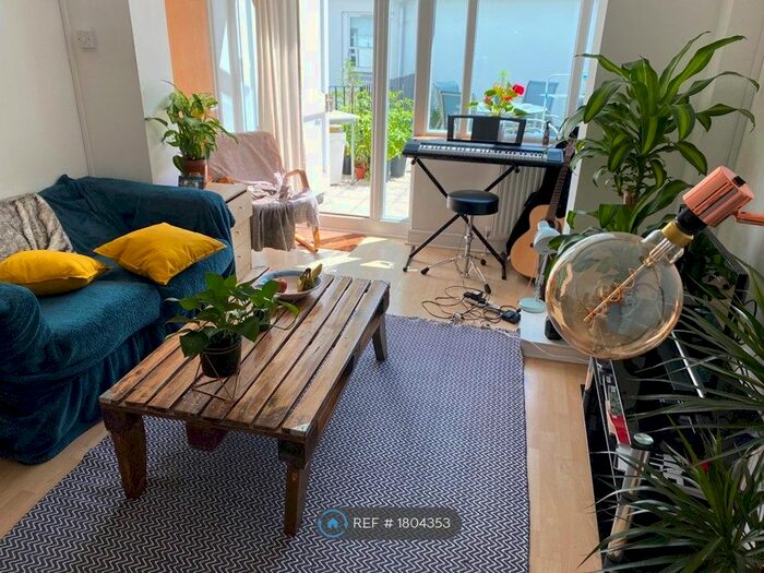 2 Bedroom Flat To Rent In Clapham Common South Side, London, SW4