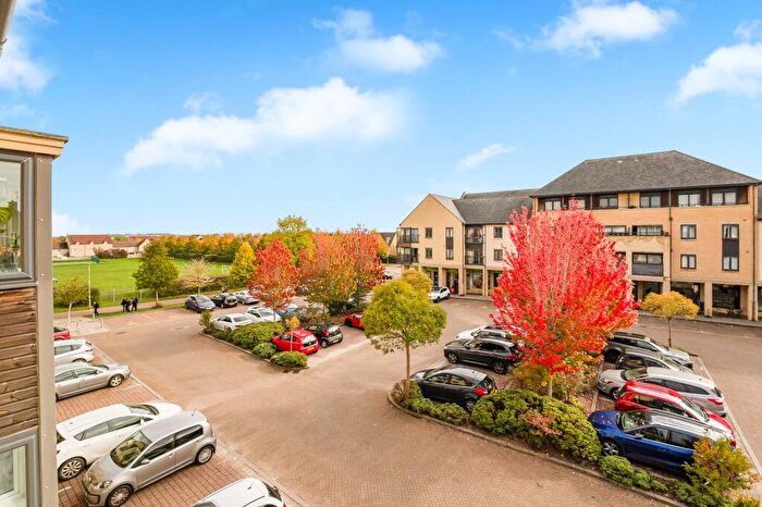 2 Bedroom Flat For Sale In Thornhill Close, Carterton, OX18