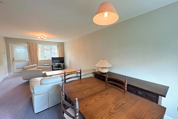 3 Bedroom Semi-detached House For Sale In Dunoon Close, Holmes Chapel, CW4
