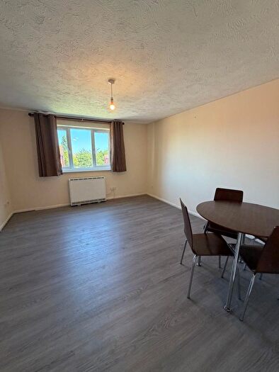2 Bedroom Flat To Rent In Blackdown Close, N2