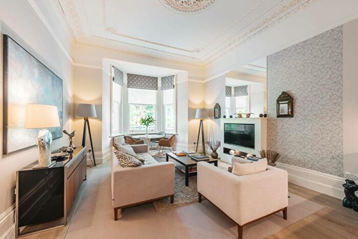 3 Bedroom Flat To Rent In Redcliffe Square, Chelsea, London, SW10