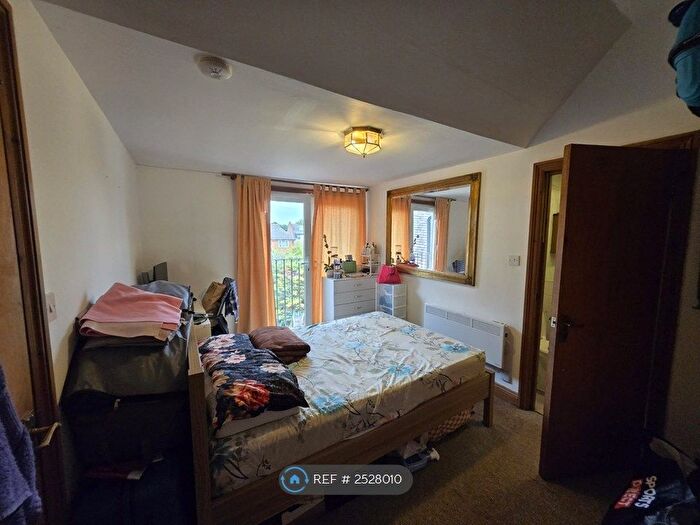 Studio To Rent In Hanger Lane, London, W5