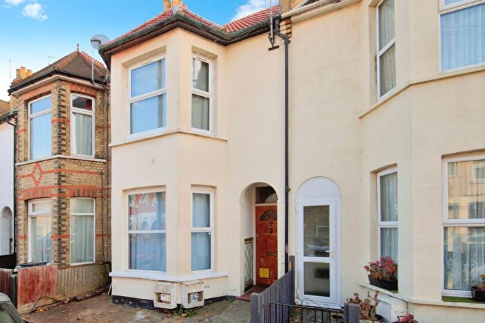 2 Bedroom Flat For Sale In Rayleigh Avenue, Westcliff-On-Sea, Essex, SS0
