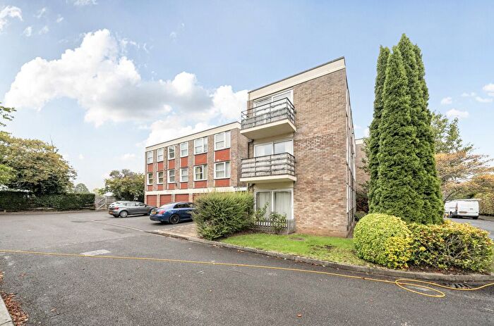 3 Bedroom Flat For Sale In Park Close, Oxford, Oxfordshire, OX2