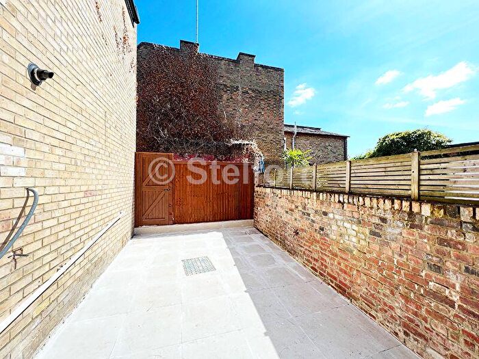 3 Bedroom Maisonette To Rent In Hornsey Road, London, N19