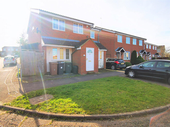 4 Bedroom Semi-Detached House To Rent In Rochford Drive, Luton, LU2