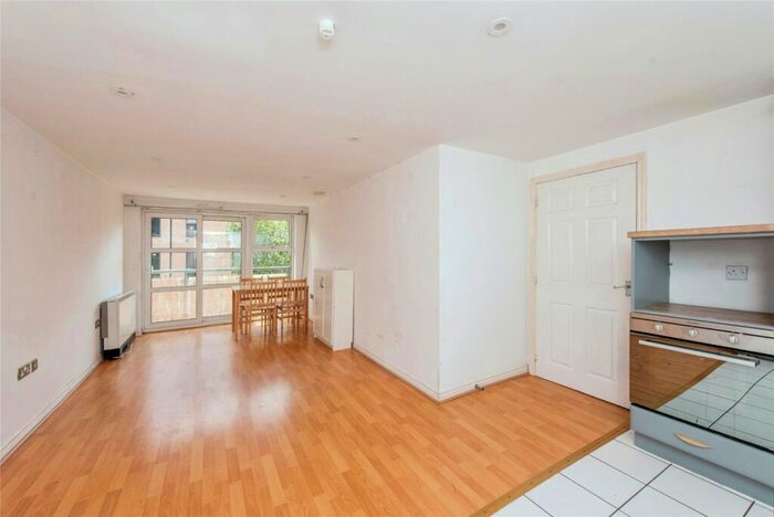 2 Bedroom Flat For Sale In London Road, Kingston Upon Thames, KT2