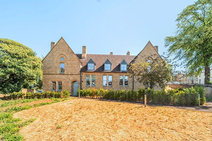 2 Bedroom Flat For Sale In Banbury Road, Chipping Norton, OX7