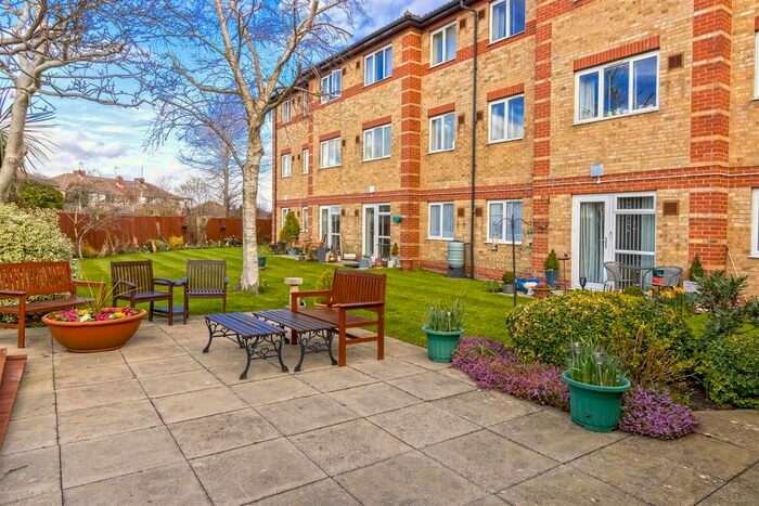 1 Bedroom Flat To Rent In Freshbrook Road, Lancing, BN15